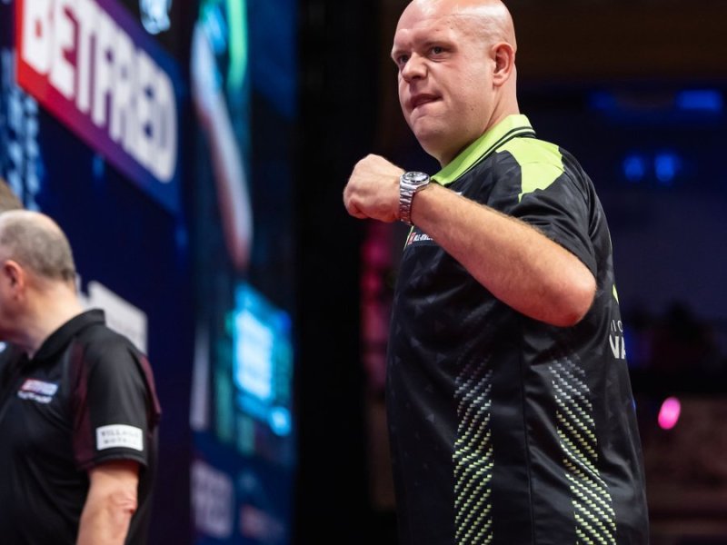 MVG narrowly triumphs in first round of World&nbsp;Championship