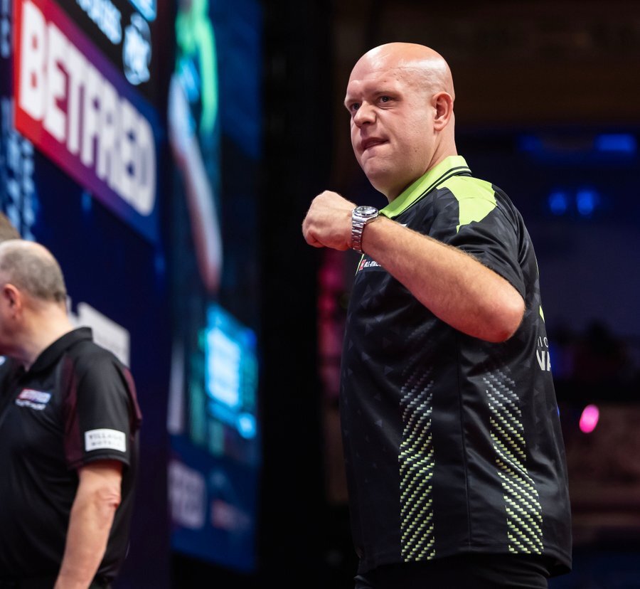 MVG narrowly triumphs in first round of World&nbsp;Championship